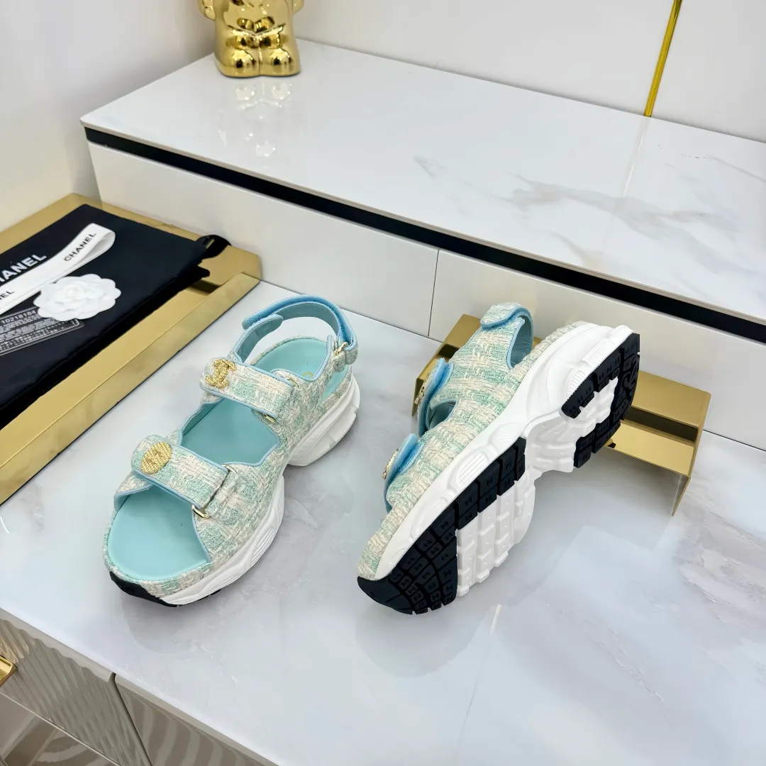 👟👟Ex-factory price 640👟👟 Top version... Chanel｜Chanel Xiaoxiang Velcro Beach Slippers Slippers Casual Beach Shoes 25ss Spring and Summer New Style! Beach shoes are a hit all over the internet! The latest model from the counter, I am still willing to buy it on my feet. It must be ranked among the most popular models. It is invincible in all seasons. Various bloggers and Internet celebrities can see the matching styles. Highly recommended. Pearlescent sheepskin upper, sheepskin lining, suede for feet. Original open-molded TPU outsole size: 35-40 (customized for 40 and 41). Full set of original packaging 👉 👉 👉